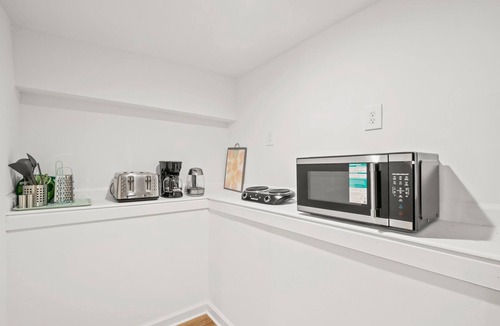 Park View Apartment | Basement Unit 1-bedroom with AC and WiFi in beautiful Washington