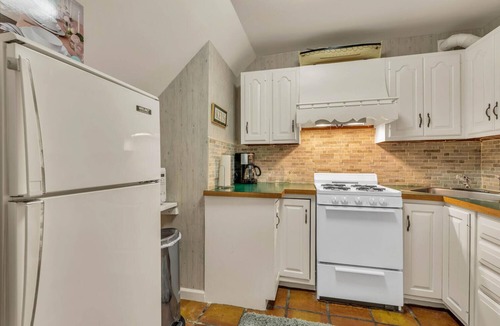 Avon Apartment | Bay Head Condo! One bedroom with Guest room + 3 homes from Ocean!