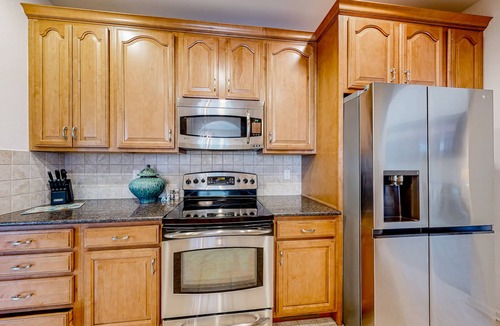 The Commons House | Bayside Resort home with Ping-Pong, sunroom, pool, gym, & hot tub access