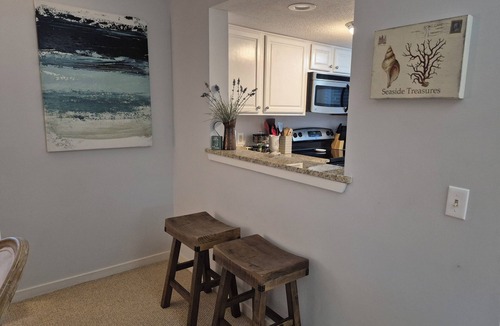 Hilton Head Island Villa | BEACH Across Street Walk to Restaurants/Beach/Shops- 2 King Beds 1st Floor Villa