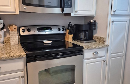 Hilton Head Island Villa | BEACH Across Street Walk to Restaurants/Beach/Shops- 2 King Beds 1st Floor Villa