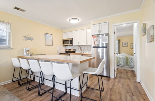 Northeast Virginia Beach Condo | Beach Condo w/Pool & Walkable to Beach