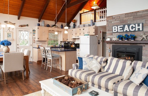 East Falmouth House | Beach Front on Beautiful Jenkins Pond, Quiet Area, nDiscounted off season rates!
