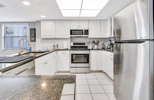Madeira Beach Condo | BEACH LOUNGES AND UMBRELLA SERVICE INCLUDED! VALUE 200 DOLLARS PER WEEK