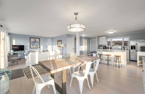 Southold Cottage | Beachfront - endless sunsets, sandy beach, cozy sunroom & open concept kitchen