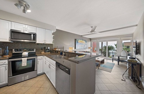 San Jacinto Condo | Beachfront w/Resort Pool