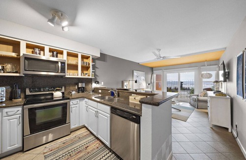San Jacinto Condo | Beachfront w/Resort Pool