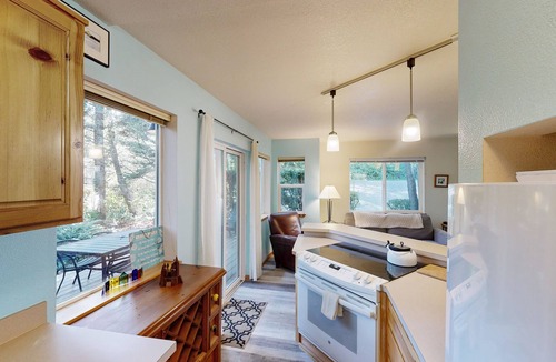 Tolovana Park Condo | Beachside dog-friendly condo with deck & full kitchen - walk 1.5 blocks to beach
