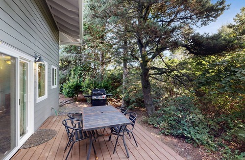 Tolovana Park Condo | Beachside dog-friendly condo with deck & full kitchen - walk 1.5 blocks to beach