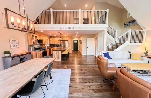 Intervale House | Bear Mountain House | Luxury, Hot Tub, Fireplace