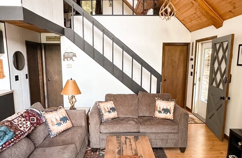 Eidelweiss Village Ski Chalet | Bear Paw Chalet - Mountain View