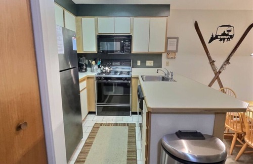 Killington Apartment | Bearmont- Pool, HotTub, FirePit, AC, Gym, Sauna