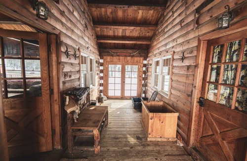Lyman House | Beautiful 3bd + Loft Log Cabin in Lakeside All Inclusive Resort