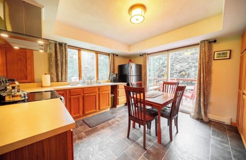 Harman House | Beautiful 4-bedroom house in peaceful Dryfork with WiFi.