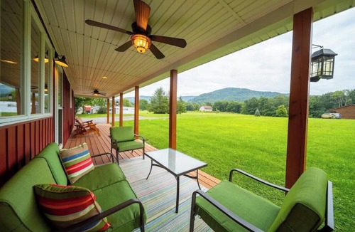 Harman House | Beautiful 4-bedroom house in peaceful Dryfork with WiFi.