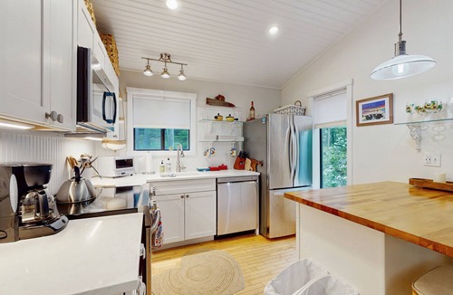 Quechee Condo | Beautiful bright condo with deck, wifi, kitchen, w/d, bbq, mountain view, TV's