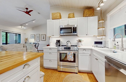 Quechee Condo | Beautiful bright condo with deck, wifi, kitchen, w/d, bbq, mountain view, TV's