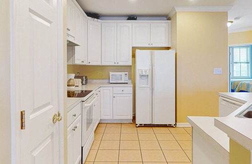 Sunset Island Condo | Beautiful Condo in Bayside Location w/Shared Pool, Private Washer/Dryer, WiFi