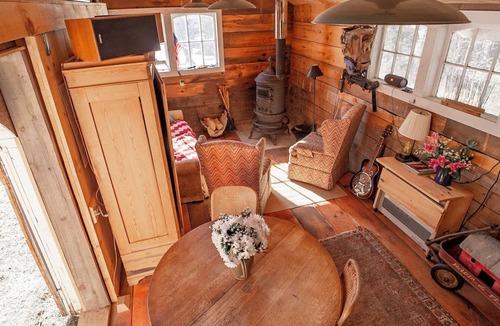 South Londonderry Cabin | Beautiful country cabin with hot tub and outdoor shower in Londonderry