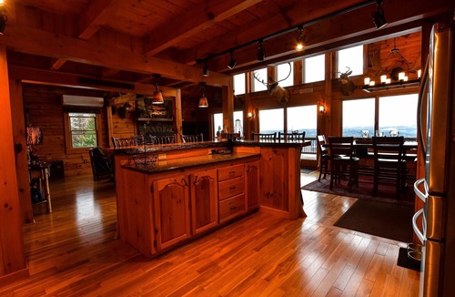 Clarksville House | Beautiful Log Home w/Mountain and Lake Views & Hot Tub-Sleeps 8
