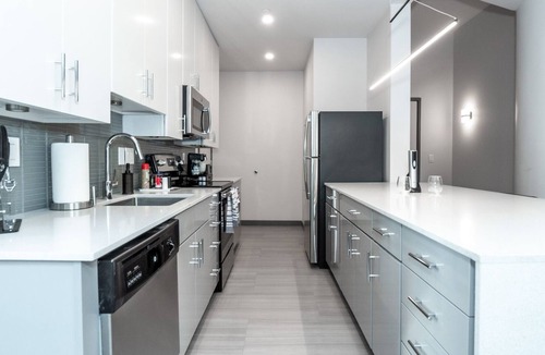 Central Business District Condo | Beautiful Modern Condo - Heart of Business District 401