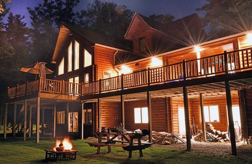 Weare House | Beautiful Private Lakefront new Log Home