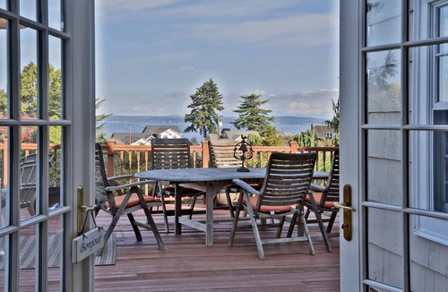 Boulevard Bluffs House | Beautiful Private Park-Like Setting with Water and Mountain Views, Great Wifi