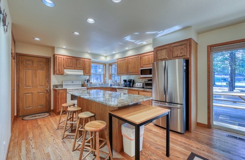 Black Butte Ranch House | Beautiful & spacious home in a great location with private hot tub
