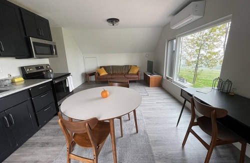 Middlebury - Warren Apartment | Beautiful, well-appointed, 1-bedroom apt with gorgeous views