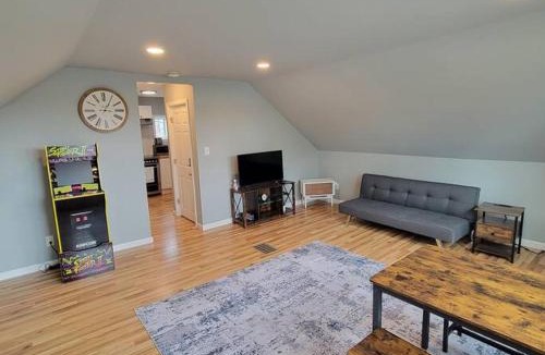 Downtown Niagara Falls House | Beautifull Whole House! Walk to Niagara Falls! 4 Bedroom Home