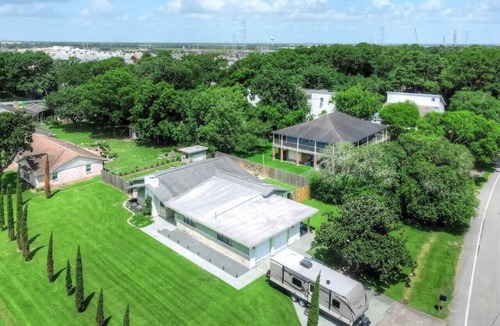 Clear Lake Shores House | Bel · Boardwalk POOL Home w Bikes and Boat Parking