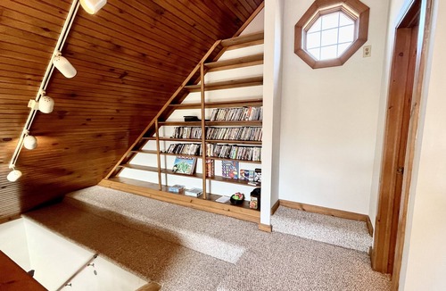 Berkeley Springs Cabin | Berkeley Inn Cabin W/ hot tub- across Street from the state park