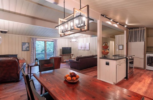 Warren House | Between the Pines-Hot Tub Bliss🎿Game Room, Firepit & Pet Friendly!