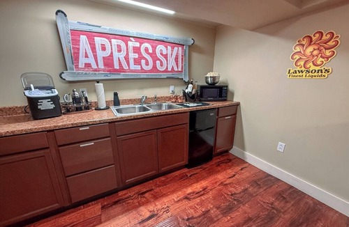 Warren House | Between the Pines-Hot Tub Bliss🎿Game Room, Firepit & Pet Friendly!