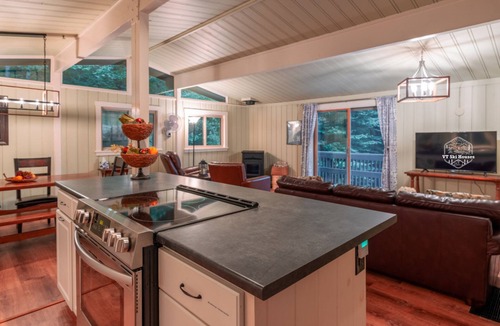 Warren House | Between the Pines-Hot Tub Bliss🎿Game Room, Firepit & Pet Friendly!