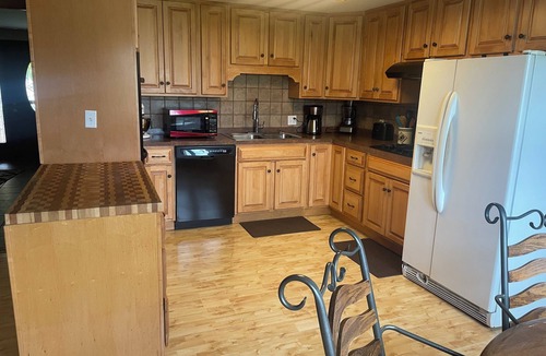 Williamsville House | Big & Cozy 3-bedroom House with Driveway, Huge TV & Fireplace in Buffalo Suburbs