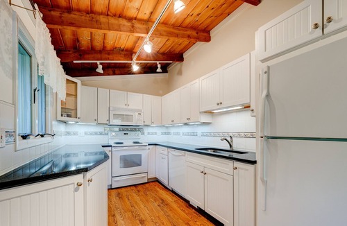 Ludlow House | Bigfoot Chalet, Golf-Hike-Boat-Bike-Fish-RELAX!