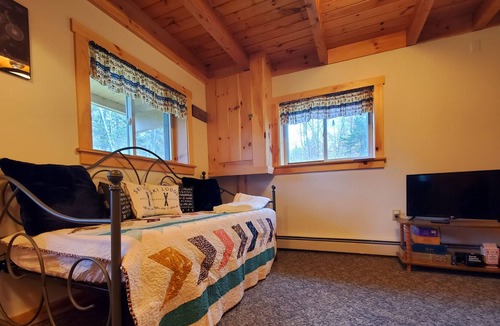 Ludlow House | Bigfoot Chalet, Golf-Hike-Boat-Bike-Fish-RELAX!