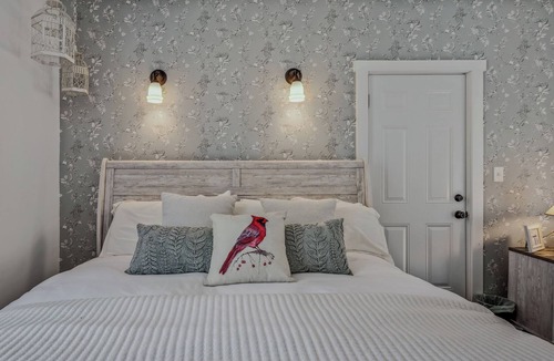 Berkeley Springs Bed & Breakfast | Bird Nest Suite In Town!- Inside the Grand Castalian Inn B&B