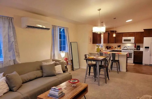 Redmond House | Birdsnest Rest Downtown Redmond Or. Walk to restaurants, breweries and shopping!