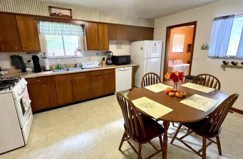 Gandeeville House | Black Walnut House - 3BR with Starlink Wi-Fi, grill, big back yard