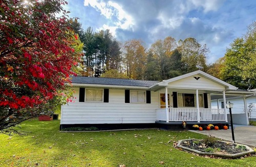 Gandeeville House | Black Walnut House - 3BR with Starlink Wi-Fi, grill, big back yard