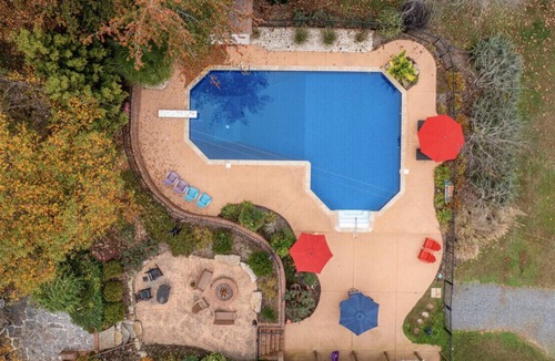 St. Stephens House | Blue Door Guesthouse – Gorgeous & Spacious 2BR/2BA Pool-Level Retreat