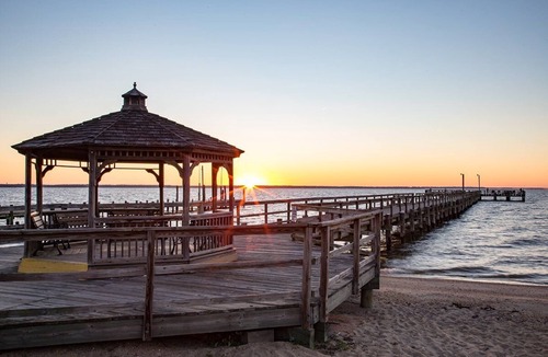 Colonial Beach Cottage | Blue Heron Cottage is cozy & convenient. Renovated March 2023!