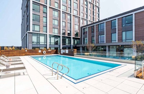Central-Maverick Square - Paris Street Apartment | Blueground | East Boston, art & pool, nr park