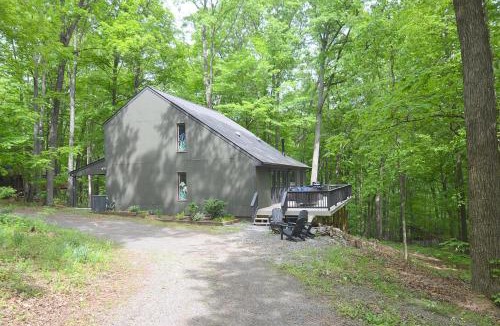 Berkeley Springs House | Bobcat 22 - Hot Tub, Game Room, Wifi, Fire Pit, Pool Access, Fireplace, Grill, Screen Porch, Hiking, Deck, King Bed, Pet Friendly