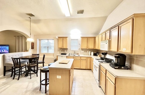 Baytown House | BODHI House - 4 Bedroom Home nested in a quiet community with King Bed Suite,