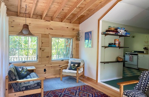 Lonelyville House | Bohemian Cottage - Steps from ocean and bay