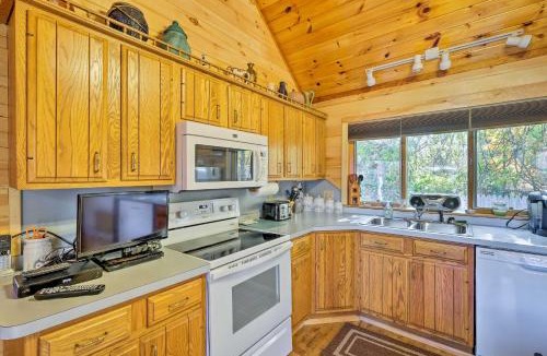 Bolton Landing House | Bolton Landing Cottage with Deck, Walk to Beach!