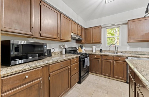 Gansevoort House | Book for Summer Race Season! 20 Mins to Track w/Large Deck + Yard